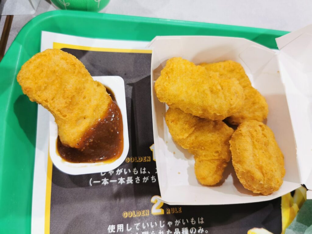 チキンナゲットを開封してソースにつける